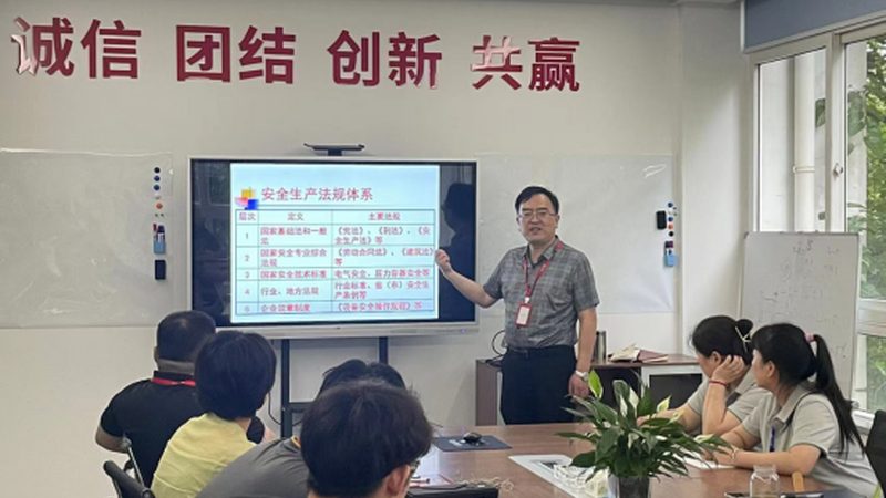 相较于通用型编程课程，定制课程更能满足不同孩子的需求。以下是一些定制课程的优势：