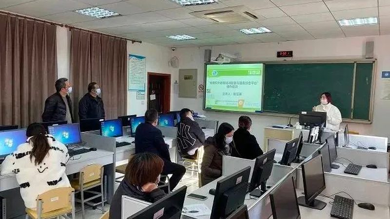 叉车培训：包过与自学考证的优劣势分析